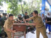 Wali Kota Bantu Bebersih Usai Banjir di SMPN 24 Kota Tangerang Wali Kota Bantu Bebersih Usai Banjir di SMPN 24 Kota Tangerang