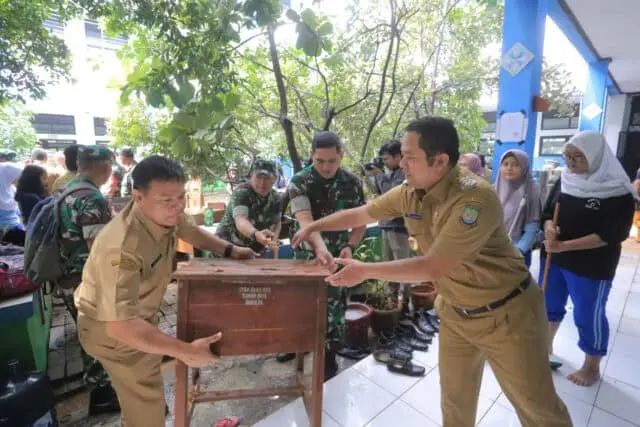 Wali Kota Bantu Bebersih Usai Banjir di SMPN 24 Kota Tangerang Wali Kota Bantu Bebersih Usai Banjir di SMPN 24 Kota Tangerang