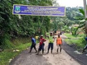 Tim dan Alat Berat Pemprov Banten Capai Jembatan Cinyiru Tim dan Alat Berat Pemprov Banten Capai Jembatan Cinyiru