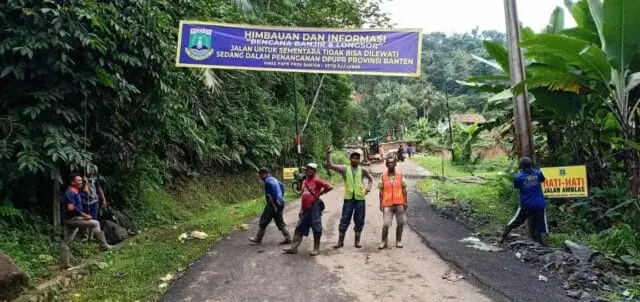 Tim dan Alat Berat Pemprov Banten Capai Jembatan Cinyiru Tim dan Alat Berat Pemprov Banten Capai Jembatan Cinyiru