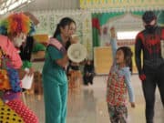 Anak-anak Penyintas Bencana Banjir Bandang Dihibur Fino Badut di Posko Pengungsian