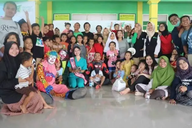 Anak-anak Penyintas Bencana Banjir Bandang Dihibur Fino Badut di Posko Pengungsian