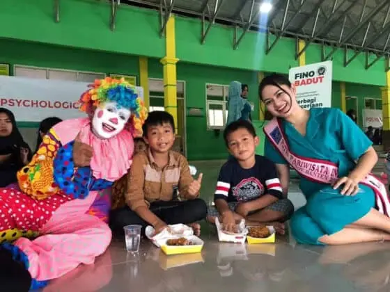 Anak-anak Penyintas Bencana Banjir Bandang Dihibur Fino Badut di Posko Pengungsian