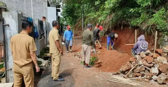 9 Turap Yang Jebol Pasca Banjir di Tangsel Mulai Diperbaiki 9 Turap Yang Jebol Pasca Banjir di Tangsel Mulai Diperbaiki