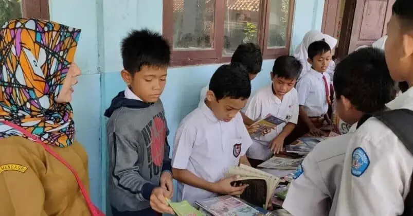 Layanan Perpustakaan Keliling Diskerpus Lebak Sambangi Bayah dan Cibeber