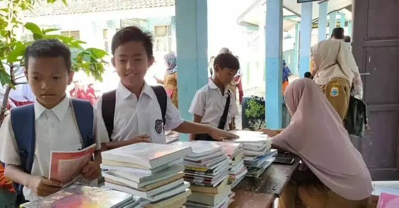 Layanan Perpustakaan Keliling Diskerpus Lebak Sambangi Bayah dan Cibeber