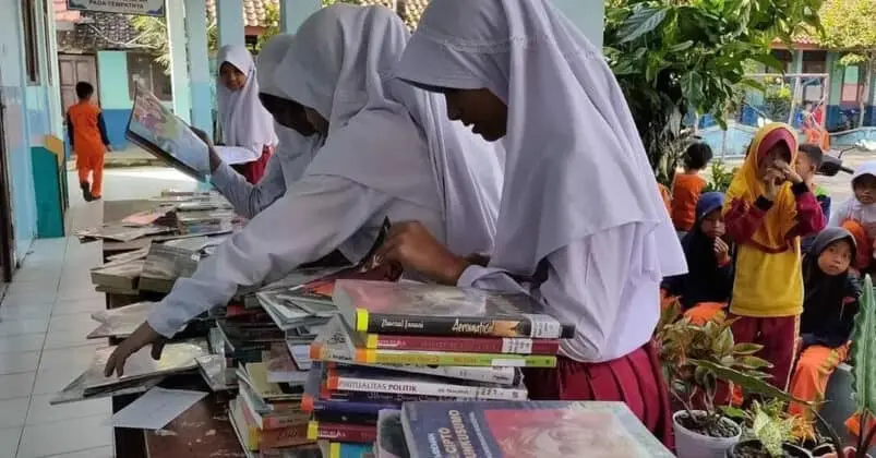 Layanan Perpustakaan Keliling Diskerpus Lebak Sambangi Bayah dan Cibeber