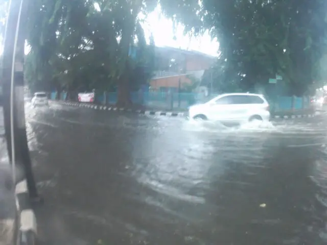 Hujan Semalaman Timbulkan Genangan di Simpang GOR A.Dimyati, Motor Pun Hilang Dicuri Hujan Semalaman Timbulkan Genangan di Simpang GOR A.Dimyati, Motor Pun Hilang Dicuri