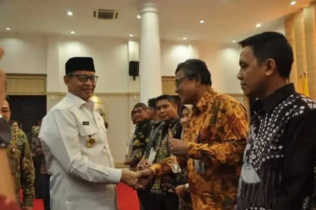 Gubernur WH Dorong Industri Terbuka Soal Kebutuhan Tenaga Kerja Gubernur WH Dorong Industri Terbuka Soal Kebutuhan Tenaga Kerja