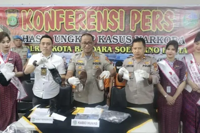 Bawa Empat Kilo gram Shabu, Tujuh Pria Ditangkap Polisi Bandara Soetta Bawa Empat Kilo gram Shabu, Tujuh Pria Ditangkap Polisi Bandara Soetta
