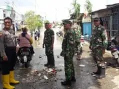 Hujan Deras, Polsek Jatiuwung Cek Rumah Warga Terendam Banjir di Periuk Hujan Deras, Polsek Jatiuwung Cek Rumah Warga Terendam Banjir di Periuk