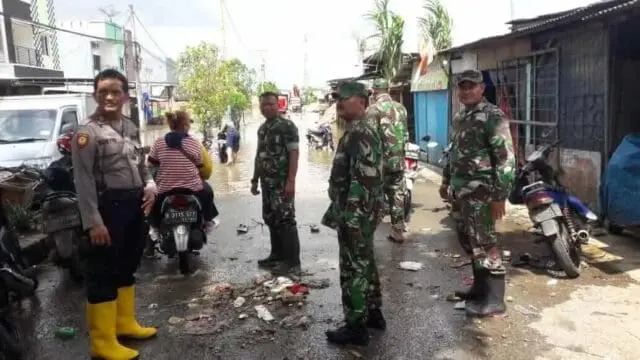 Hujan Deras, Polsek Jatiuwung Cek Rumah Warga Terendam Banjir di Periuk