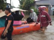 BPBD Kota Tangerang Evakuasi Warga Stroke di Periuk BPBD Kota Tangerang Evakuasi Warga Stroke di Periuk