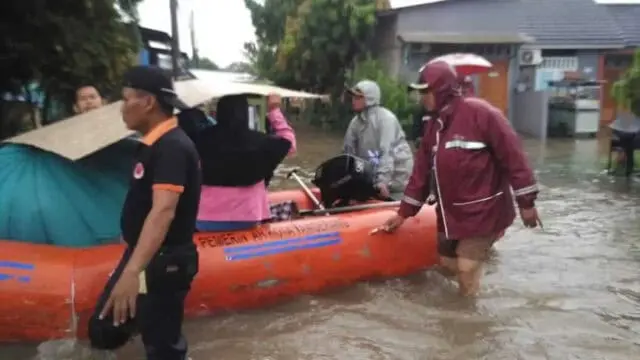 BPBD Kota Tangerang Evakuasi Warga Stroke di Periuk BPBD Kota Tangerang Evakuasi Warga Stroke di Periuk