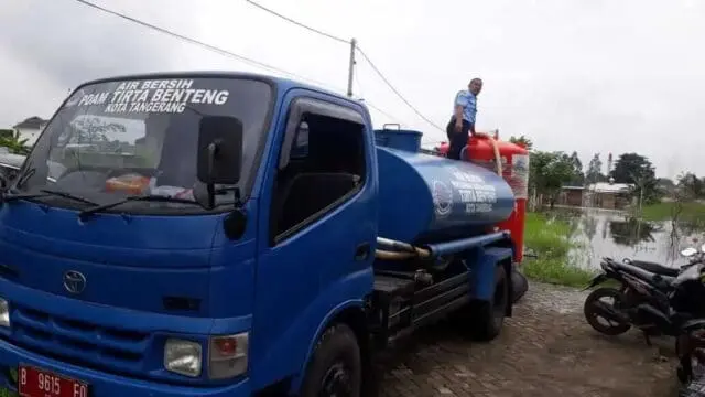 12 Ribu Liter Air Bersih Dipasok ke Lokasi Banjir 12 Ribu Liter Air Bersih Dipasok ke Lokasi Banjir