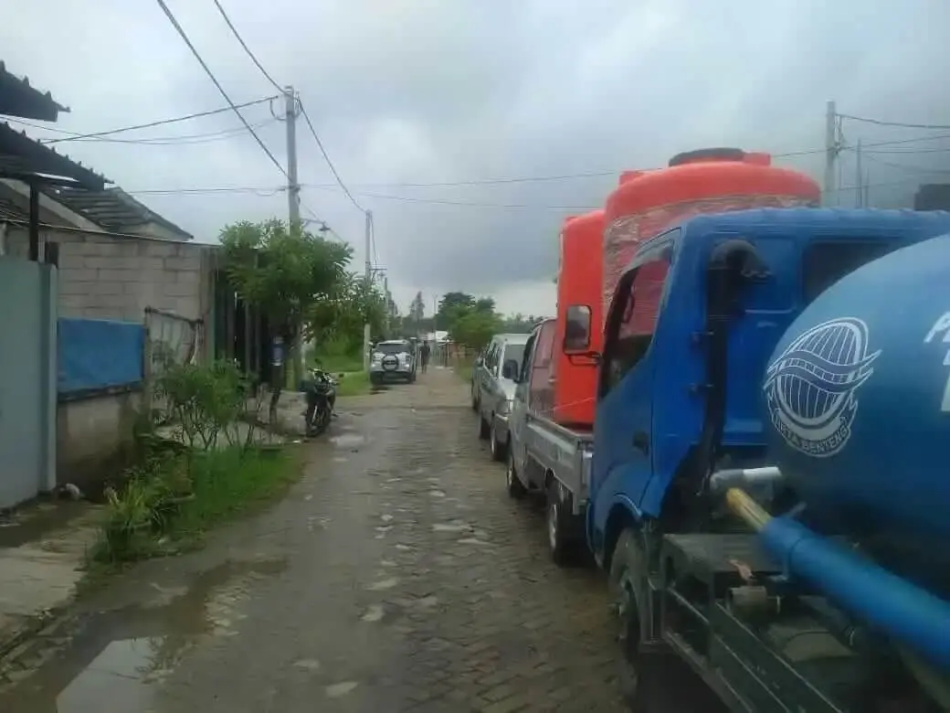 12 Ribu Liter Air Bersih Dipasok ke Lokasi Banjir 12 Ribu Liter Air Bersih Dipasok ke Lokasi Banjir