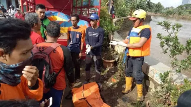 Bocah Hanyut di Kali Angke Ditemukan Bocah Hanyut di Kali Angke Ditemukan