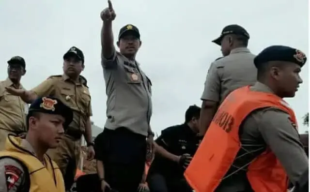 Bersama Kapolda, Wali Kota Tangerang Tinjau Banjir Periuk Bersama Kapolda, Wali Kota Tangerang Tinjau Banjir Periuk