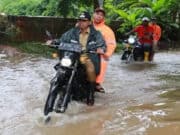 Sachrudin Pantau Beberapa Titik Banjir di Kota Tangerang Sachrudin Pantau Beberapa Titik Banjir di Kota Tangerang