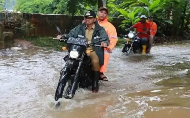 Sachrudin Pantau Beberapa Titik Banjir di Kota Tangerang Sachrudin Pantau Beberapa Titik Banjir di Kota Tangerang