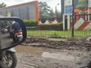 Jalan Marsekal Suryadharma Rusak, Warga: Siapa Bertanggungjawab?