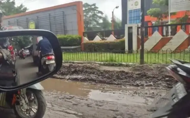 Jalan Marsekal Suryadharma Rusak, Warga: Siapa Bertanggungjawab? Jalan Marsekal Suryadharma Rusak, Warga: Siapa Bertanggungjawab?