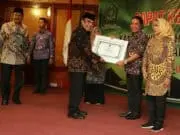 Gubernur Wahidin Halim Raih Penghargaan Kemenag RI
