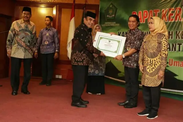 Gubernur Wahidin Halim Raih Penghargaan Kemenag RI Gubernur Wahidin Halim Raih Penghargaan Kemenag RI
