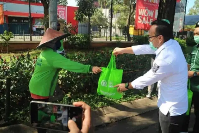 Turun Tangan, Rano Alfath dan Polres Tangerang Bantu Pekerja Lepas Harian Terdampak Wabah Virus Corona Turun Tangan, Rano Alfath dan Polres Tangerang Bantu Pekerja Lepas Harian Terdampak Wabah Virus Corona