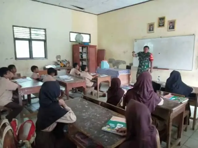 Tanamkan Cinta Tanah Air, Babinsa Cikande Berikan Wawasan Kebangsaan ke Siswa SD Pasir Baru Tanamkan Cinta Tanah Air, Babinsa Cikande Berikan Wawasan Kebangsaan ke Siswa SD Pasir Baru