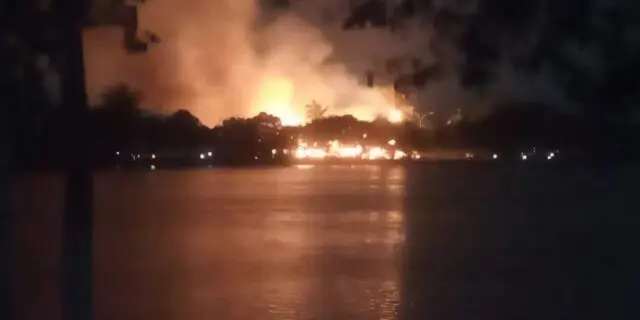 Warung Tepian Danau Situ Bulakan Terbakar Warung Tepian Danau Situ Bulakan Terbakar
