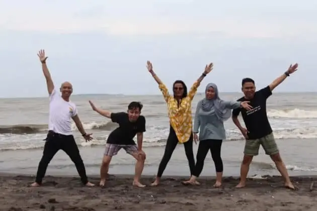 Wisata Ke Pantai, Tim Marcomm Xuping Jewelry Berharap Jadi Lebih Baik
