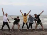 Wisata Ke Pantai, Tim Marcomm Xuping Jewelry Berharap Jadi Lebih Baik Wisata Ke Pantai, Tim Marcomm Xuping Jewelry Berharap Jadi Lebih Baik