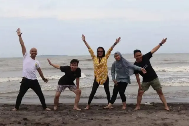 Wisata Ke Pantai, Tim Marcomm Xuping Jewelry Berharap Jadi Lebih Baik Wisata Ke Pantai, Tim Marcomm Xuping Jewelry Berharap Jadi Lebih Baik