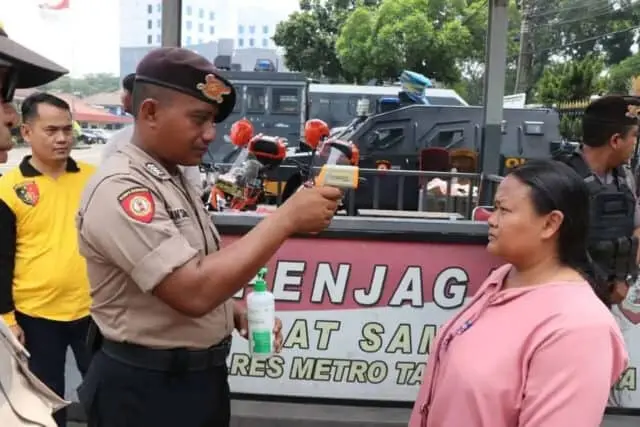 Polrestro Tangerang Kota Cek Suhu Tubuh Pengunjung Polrestro Tangerang Kota Cek Suhu Tubuh Pengunjung