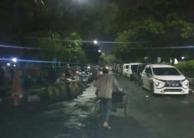 Masyarakat Keluhkan Parkir Liar Depan Pasar Babakan Tangcity Mall Masyarakat Keluhkan Parkir Liar Depan Pasar Babakan Tangcity Mall