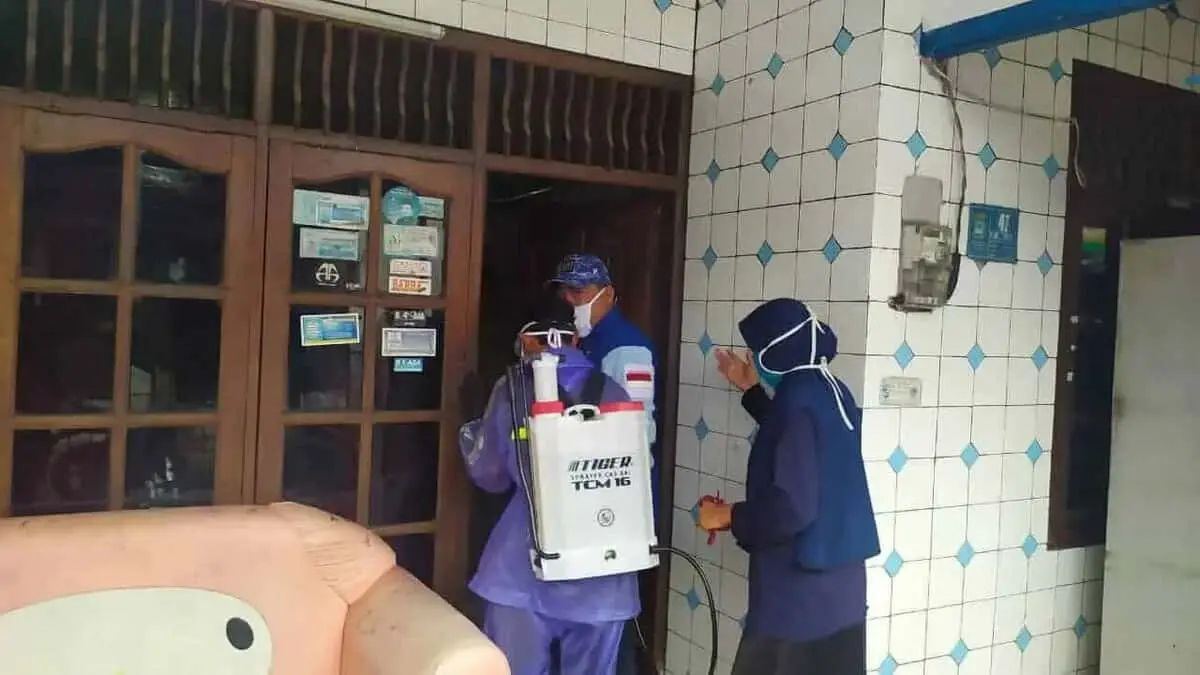 Sekretaris DPC Partai Demokrat Bagikan Masker dan Semprot Disinfektan di Lingkungan Sekretaris DPC Partai Demokrat Bagikan Masker dan Semprot Disinfektan di Lingkungan