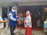 Sekretaris DPC Partai Demokrat Bagikan Masker dan Semprot Disinfektan di Lingkungan Sekretaris DPC Partai Demokrat Bagikan Masker dan Semprot Disinfektan di Lingkungan