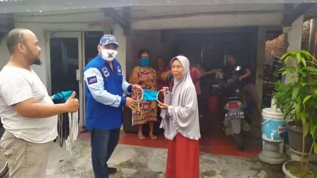 Sekretaris DPC Partai Demokrat Bagikan Masker dan Semprot Disinfektan di Lingkungan Sekretaris DPC Partai Demokrat Bagikan Masker dan Semprot Disinfektan di Lingkungan