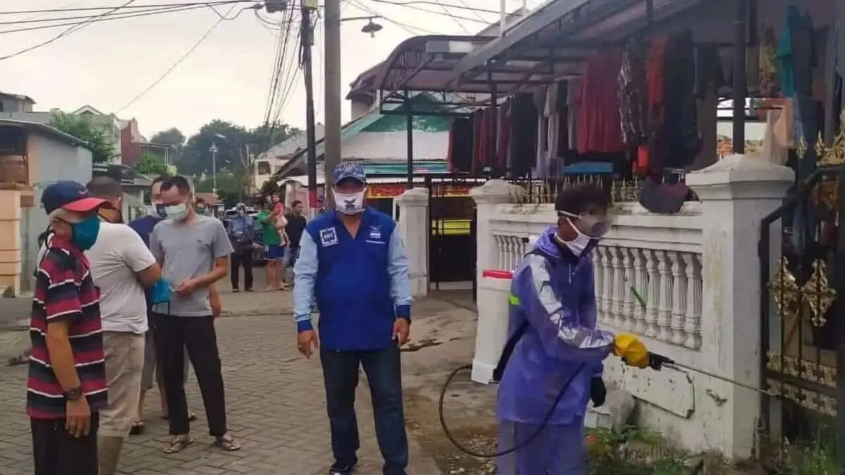 Sekretaris DPC Partai Demokrat Bagikan Masker dan Semprot Disinfektan di Lingkungan Sekretaris DPC Partai Demokrat Bagikan Masker dan Semprot Disinfektan di Lingkungan