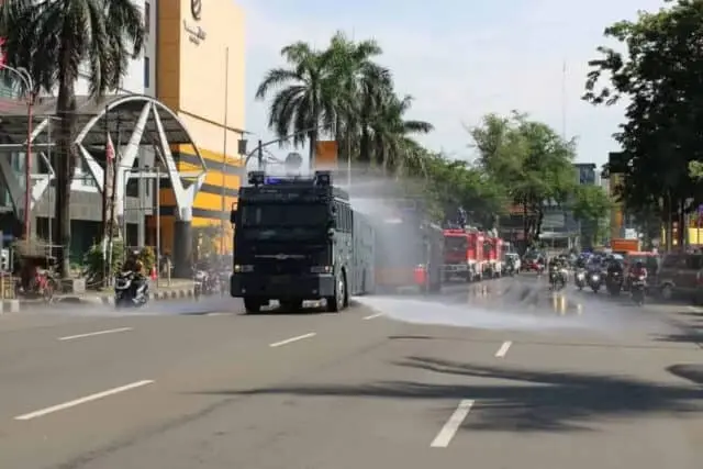 Terus Bergerak, 3 Pilar Kota Tangerang Kembali Semprot Disinfektan Terus Bergerak, 3 Pilar Kota Tangerang Kembali Semprot Disinfektan