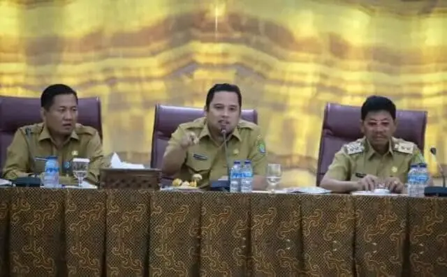 Rapat Evaluasi, Arief: Layani Masyarakat Dengan Sepenuh Hati Rapat Evaluasi, Arief: Layani Masyarakat Dengan Sepenuh Hati