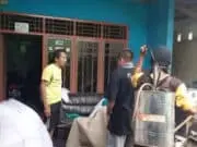 Inisiatif Mandiri, Warga Semprot Desinfektan dari Rumah ke Rumah Inisiatif Mandiri, Warga Semprot Desinfektan dari Rumah ke Rumah