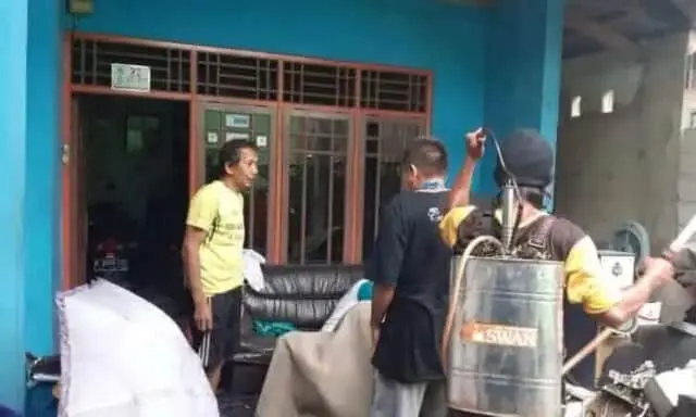 Inisiatif Mandiri, Warga Semprot Desinfektan dari Rumah ke Rumah Inisiatif Mandiri, Warga Semprot Desinfektan dari Rumah ke Rumah