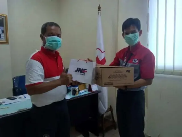 JNE Bantu Relawan PMI Cegah Penyebaran Virus Corona JNE Bantu Relawan PMI Cegah Penyebaran Virus Corona