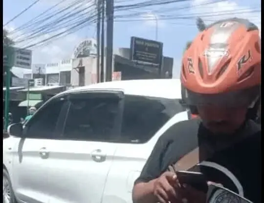 Salah Cegat Motor, 3 Debt Colector Arogan Dijalan Hingga Meresahkan Warga Salah Cegat Motor, 3 Debt Colector Arogan Dijalan Hingga Meresahkan Warga