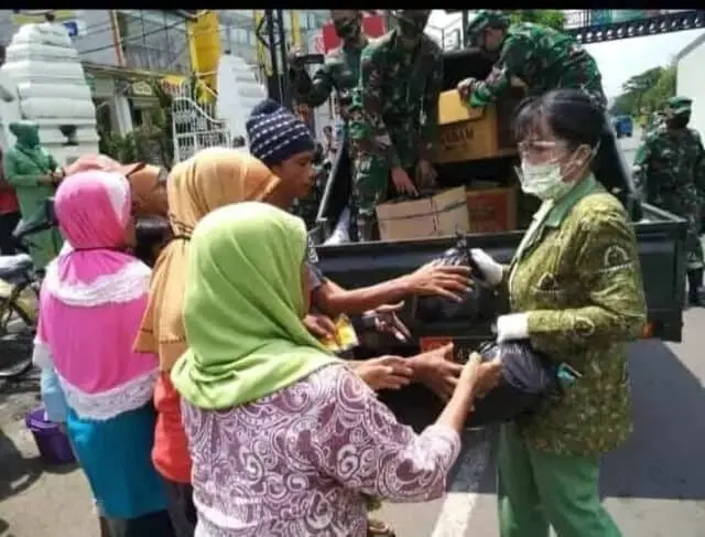 Denhubrem 064/MY Bersama Persit Gelar Gerakan Sosial di Kota Serang Denhubrem 064/MY Bersama Persit Gelar Gerakan Sosial di Kota Serang