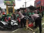 Cara Inspiratif Polisi di Karawaci Beri Sosialisasi Covid-19 Cara Inspiratif Polisi di Karawaci Beri Sosialisasi Covid-19