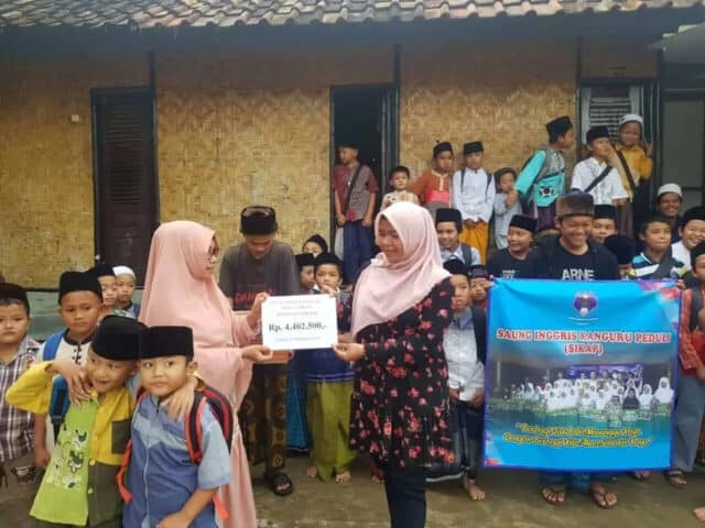 Saung Inggris Kangguru Pandeglang Gelar Baksos Peduli Korban Wabah Covid -19 Saung Inggris Kangguru Pandeglang Gelar Baksos Peduli Korban Wabah Covid -19