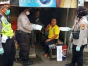 Baksos Polsek Karawaci dan Yayasan Boen Tek Bio Beri Nasi Kotak Baksos Polsek Karawaci dan Yayasan Boen Tek Bio Beri Nasi Kotak